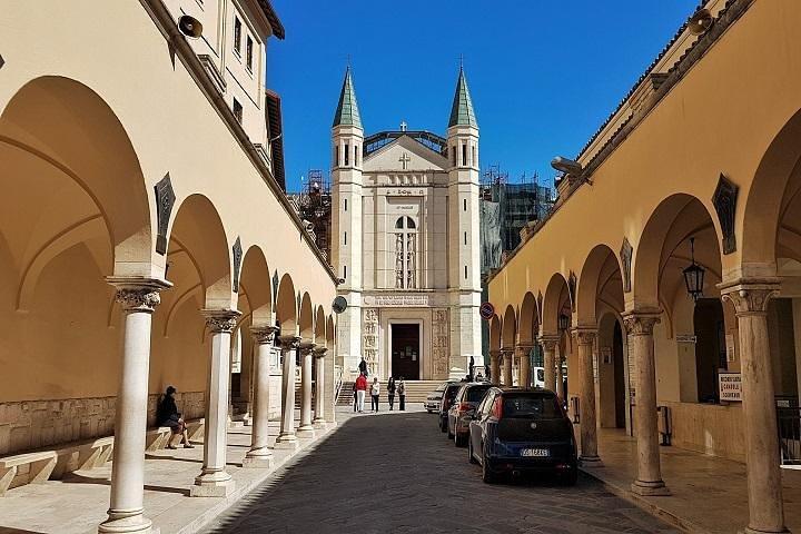 Cascia e Spoleto da Roma: Goditi un tour privato di un'intera giornata