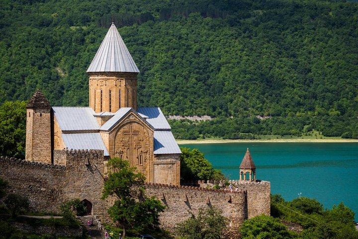 Til The Majestic Kazbegi Heldagstur