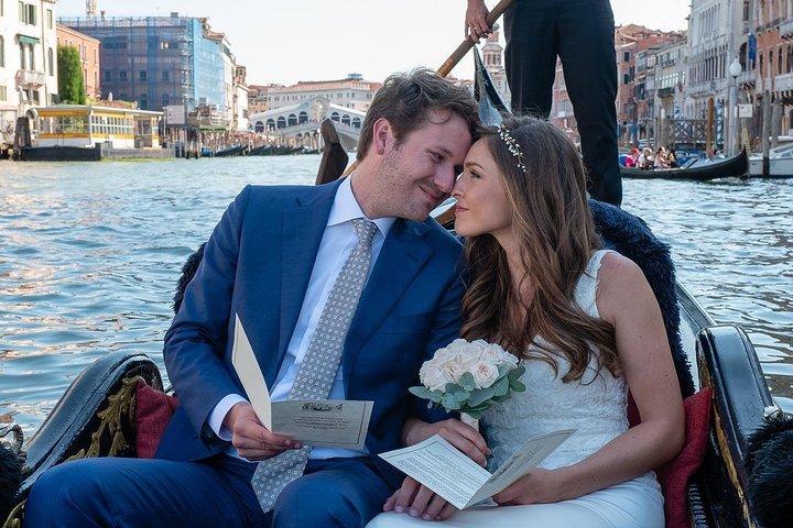 Celebra el amor : Renueva tus votos en un romántico paseo en góndola