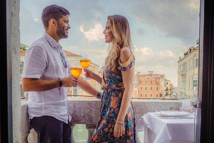 Paseo en góndola y aperitivo en un palacio veneciano