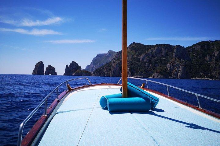 Den privata ön Capri med båt