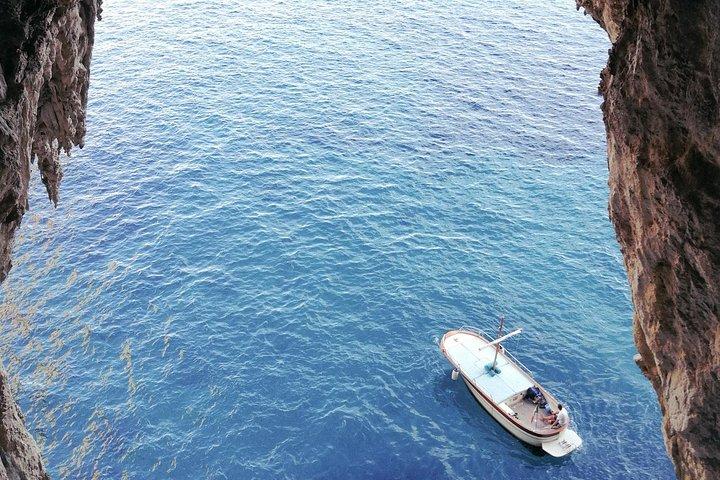 Den privata ön Capri med båt