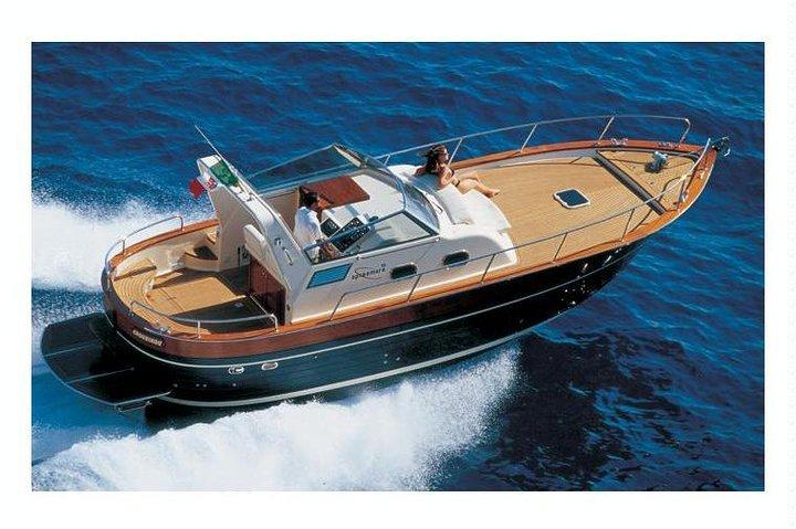 Excursion en bateau privé à Capri au départ de Sorrente sur un Apreamare de 38 pieds