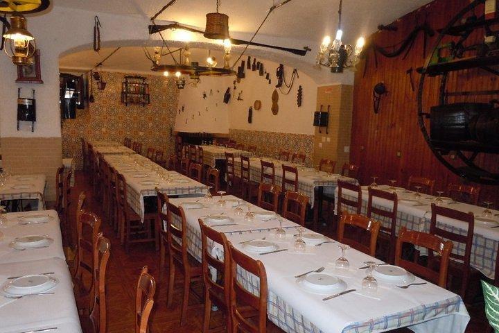 アルガルヴェワインツアーとシルヴェスでのランチ、または街の観光