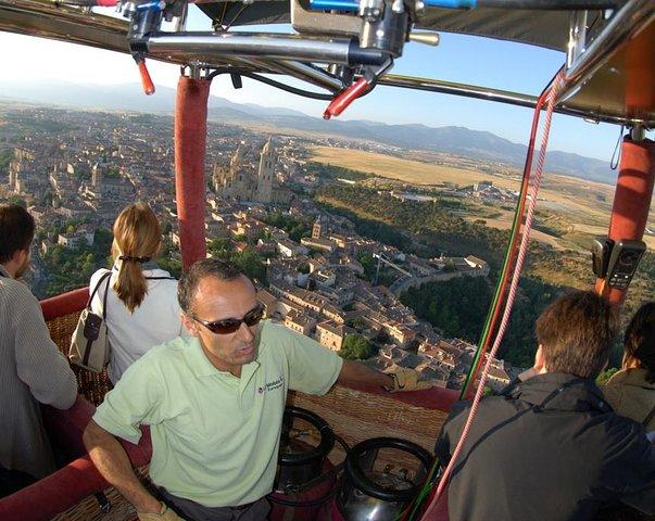Heißluftballon Fahrt über Segovia mit optionalen Transport von Madrid