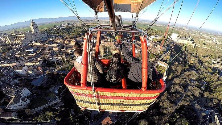 Heißluftballon Fahrt über Segovia mit optionalen Transport von Madrid