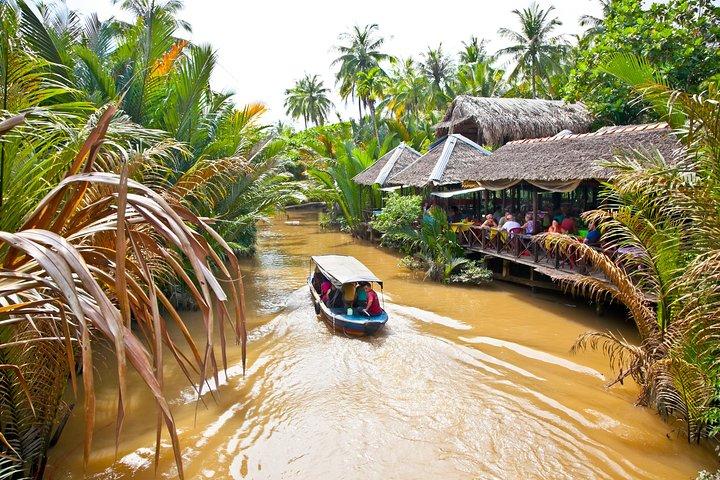 Excursion d'une journée en petit groupe dans le delta du Mékong : Balade en bateau, chalets et pagode
