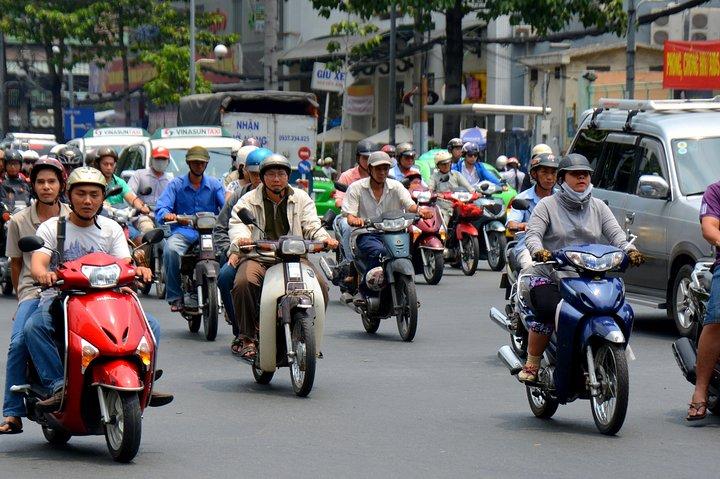 Piccolo gruppo Saigon Inside Out in moto per 3 ore