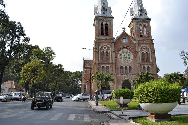 Tour di mezza giornata di Ho Chi Minh City su Jeep dell'esercito restaurato