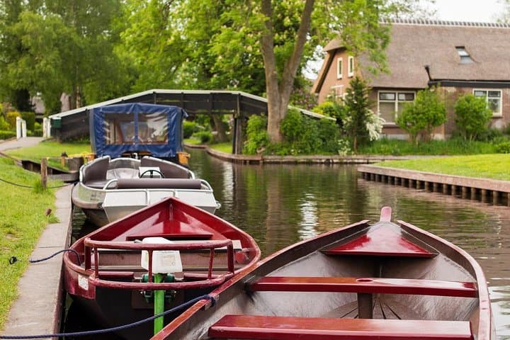 Giethoorn Private Tour Guide Giethoorn in luxury Jaguar S Type
