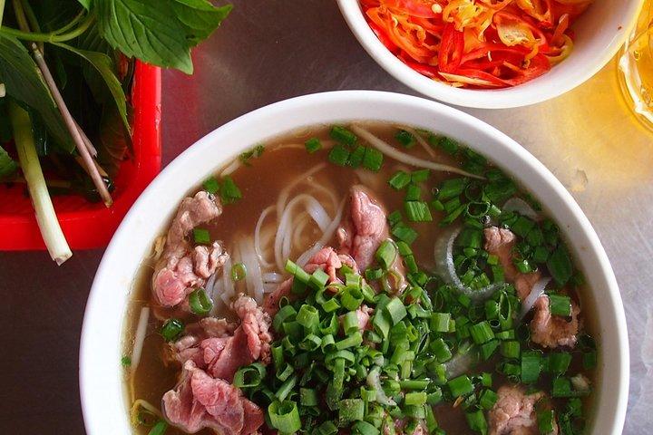 地元の人々とハノイの旧市街で最高の屋台の食事