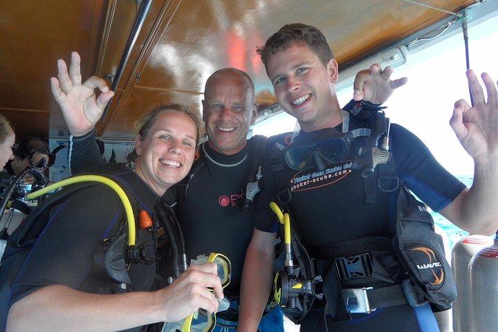 プーケットからのラチャ ノイとラチャ ヤイでの共有旅行でのプライベート ダイビング。ランチ