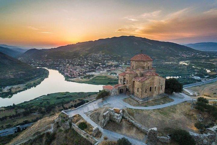 Kazbegi、Gudauri、Mtskheta、およびAnanuriのトビリシ発プライベートツアー