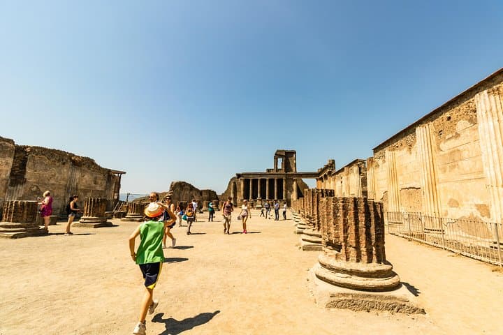 Pompeii and Herculaneum Private Walking Tour with an Archaeologist