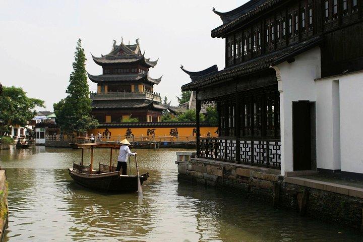 Excursão Privada em Zhujiajiao e Show Acrobático em Xangai