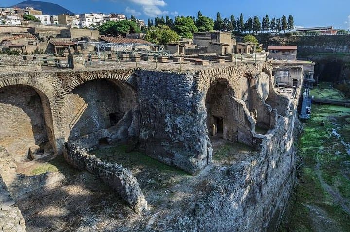 Archaeological Tour: Ruins of Herculaneum+Oplontis+Pompeii (Full Day)