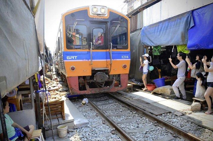 Thailand Market Discovery : Amphawa & Maeklong Eisenbahnmarkt