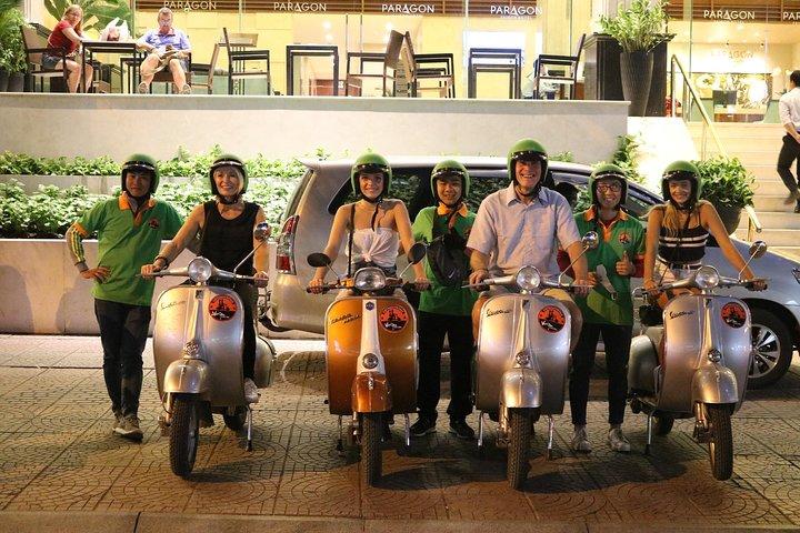 Saigon After Dark Vespa Street Food Tour + Musica dal vivo 4 ore