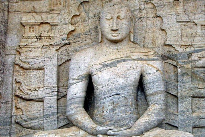 Excursion d'une journée à Polonnaruwa de Kandy en Aaliya Tours