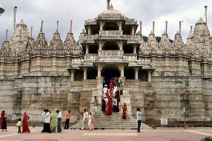 Tour privato del tempio Ranakpur Jain e safari nella giungla da Udaipur