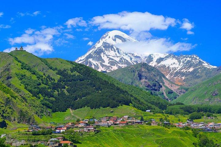 Til The Majestic Kazbegi Heldagstur