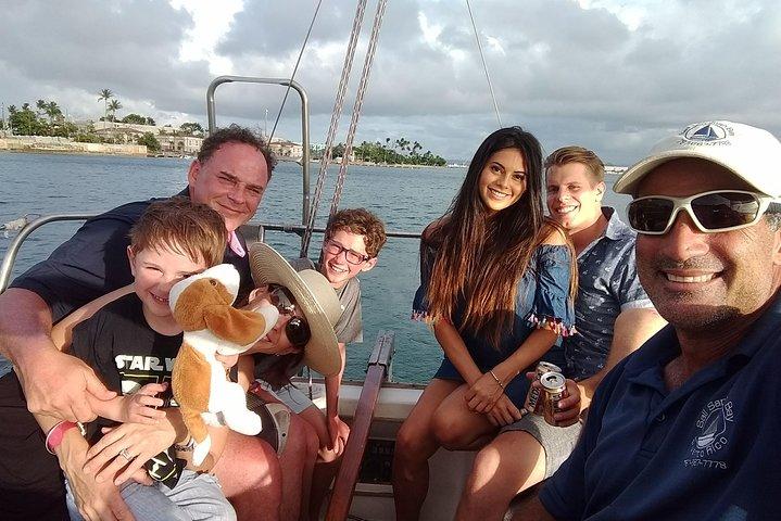 Tour storico in barca a vela al tramonto nella baia di San Juan