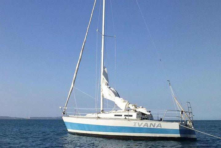 Tour storico in barca a vela al tramonto nella baia di San Juan