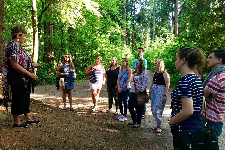 Talking Trees : visite à pied autochtone du parc Stanley animée par un Guide autochtone