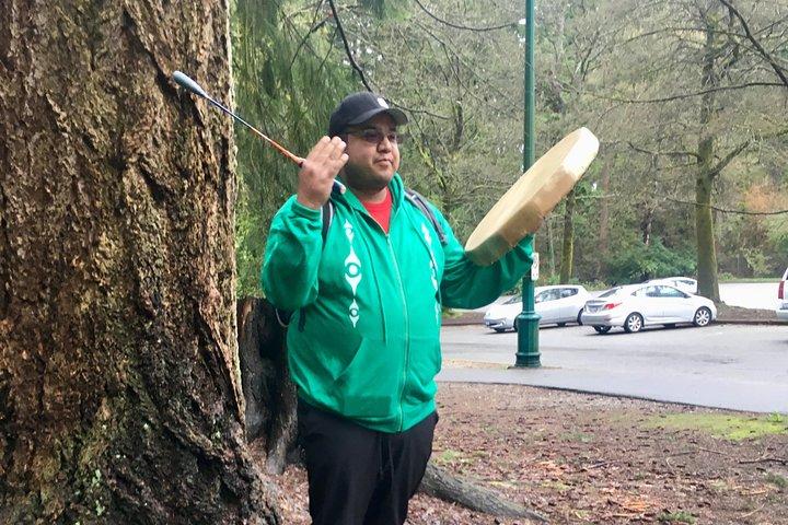 Talking Trees : visite à pied autochtone du parc Stanley animée par un Guide autochtone