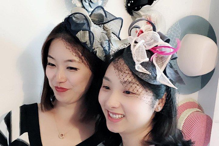 ロンドンのデザイナーとファシネーターハットを作る