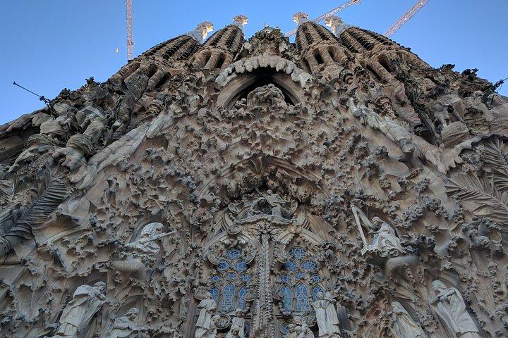 グエル公園とサグラダ・ファミリア、ガウディの傑作プライベートツアー