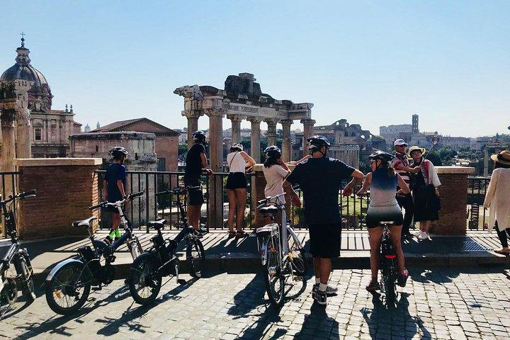Gemmes de Rome : Visite en vélo électrique en petit groupe avec arrêts de cuisine de rue