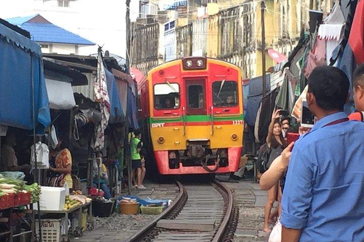 Excursão Privada à Ferrovia Maeklong e Mercados Flutuantes