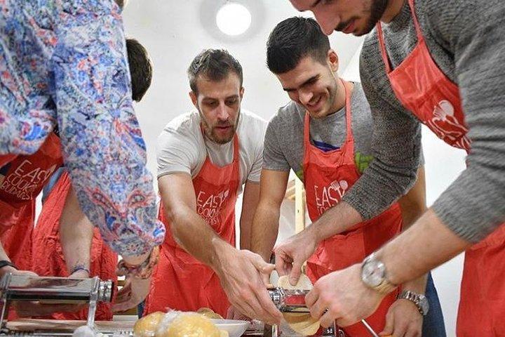 Easy Cooking Class Budapest - マーケット ウォーク付き (地元のワインとパーリンカを含む)
