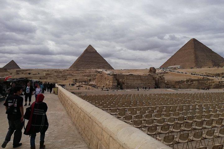 ハルガダからサッカラとギザのピラミッドへのプライベート旅行