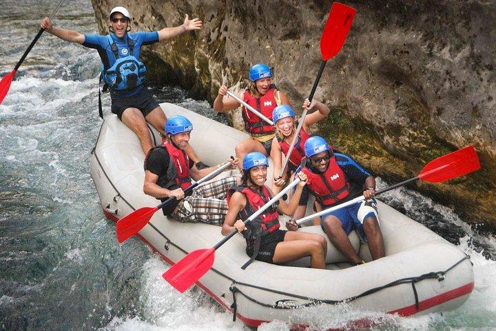 Experiencia de rafting de medio día en el río Cetina con salto desde acantilados y más