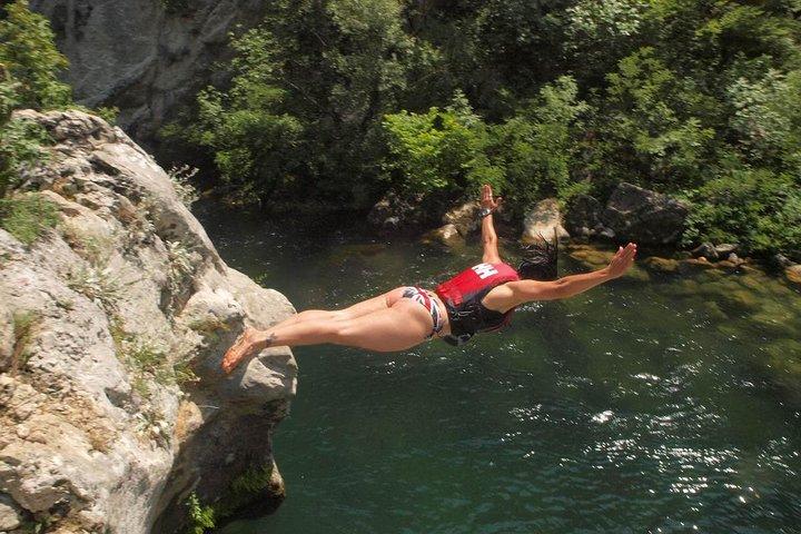Experiencia de rafting de medio día en el río Cetina con salto desde acantilados y más