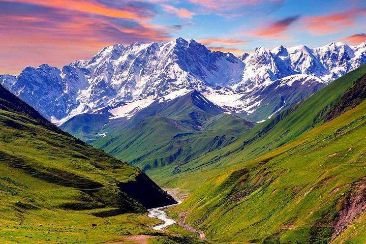 Kazbegi Ananuri Gudauri Gergetiでの1日ツアー