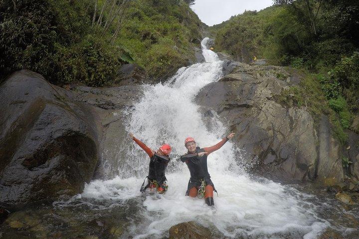 Canyoning-Erfahrung für kleine Gruppen in Baños de Agua Santa