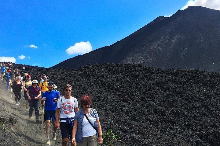 グアテマラシティからのパカヤ火山ツアーと温泉
