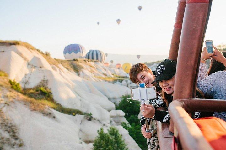 Vuelo en globo aerostático sobre chimeneas de hadas y Göreme