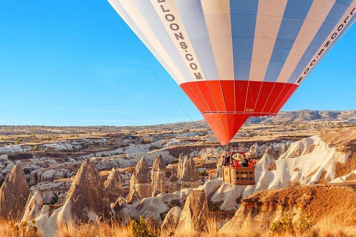 Vuelo en globo aerostático sobre chimeneas de hadas y Göreme