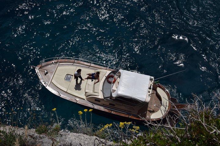 Excursion en bateau privé à Capri au départ de Sorrente sur un Apreamare de 38 pieds