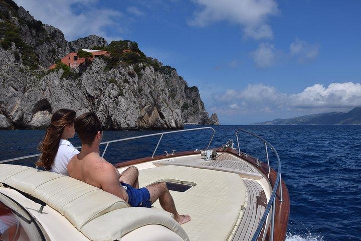 Excursion en bateau privé à Capri au départ de Sorrente sur un Apreamare de 38 pieds