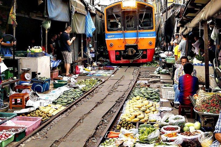 Tour por los mercados famosos : Maeklong Railway & Damnoen Saduak Floating