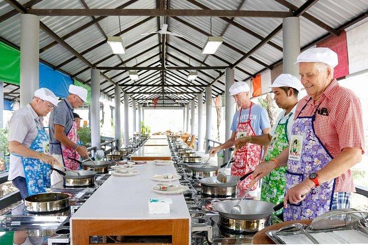 ナムヤムタイ料理体験丸一日ツアー、美術館＆サメットナンシェ視点
