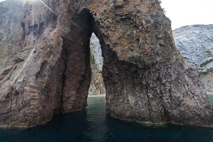 ポンザ島6時間ボート小旅行（海水浴場とランチ付き）
