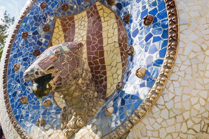 バルセロナ：優先入場ガウディのグエル公園ガイド付きツアー