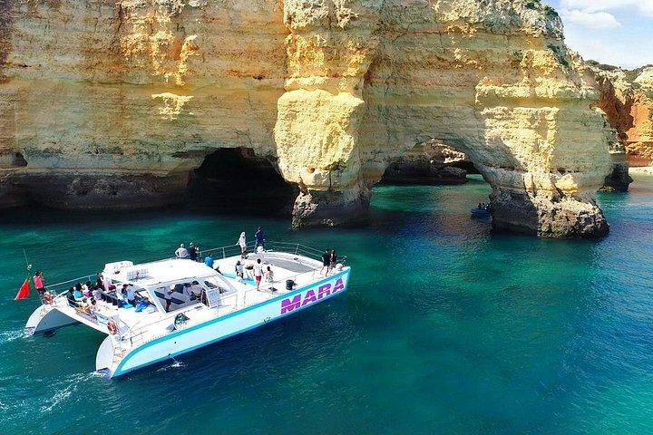 カタマランクルーズ：Benagilへの洞窟と海岸線