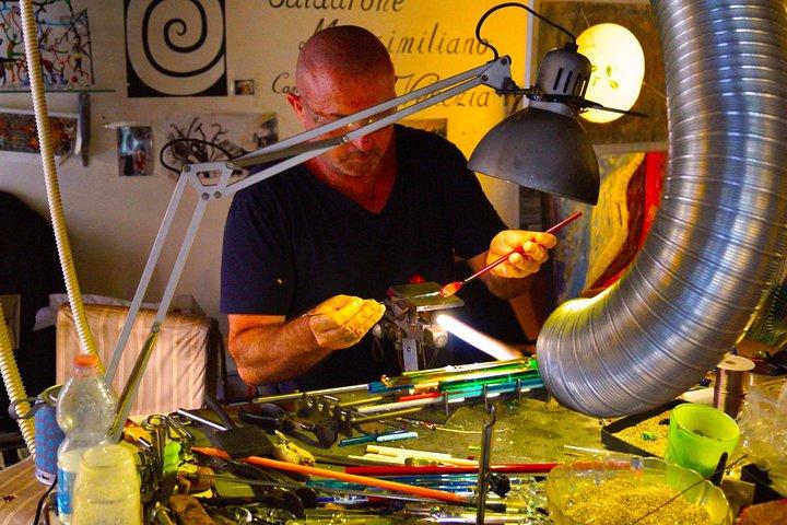 ガラスのアートワークを作成する: ヴェネツィアの地元の職人とのプライベート レッスン